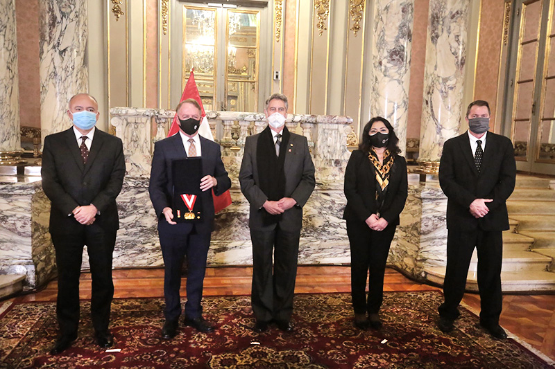 Derek Cooke, President-Cerro Verde, (far right) attended the ceremony to receive the industry’s Citizen Medal of Merit award with (left to right) Victor Gobitz, General Manager of Minera Antamina, Raul Jacobs, President of the mining society, Francisco Sagasti, then-President of Peru, and Violeta Bermúdez, Head of the Ministerial Cabinet.