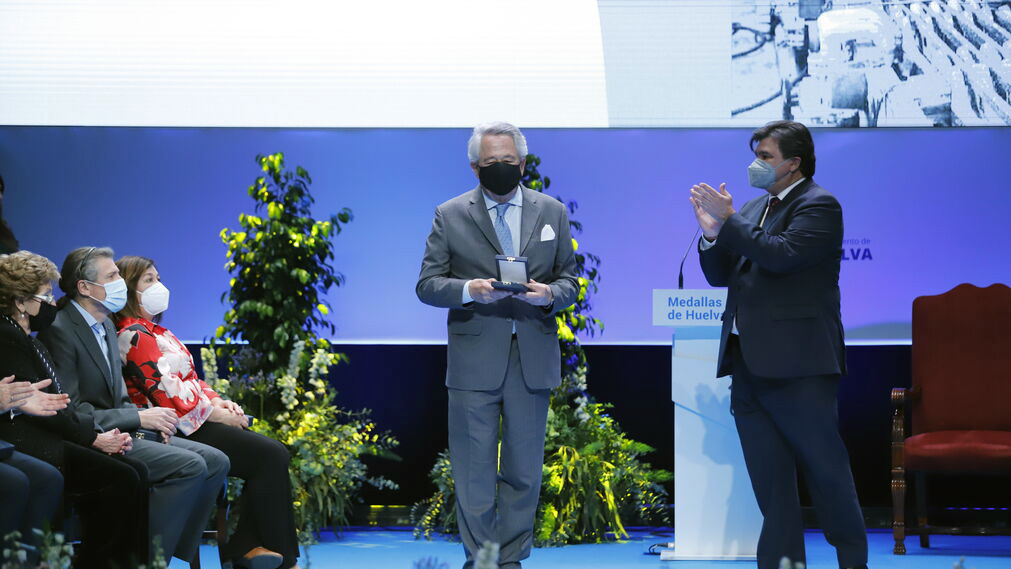 Atlantic Copper President Javier Targhetta (center) receives the Medal of the City from the city of Huelva.