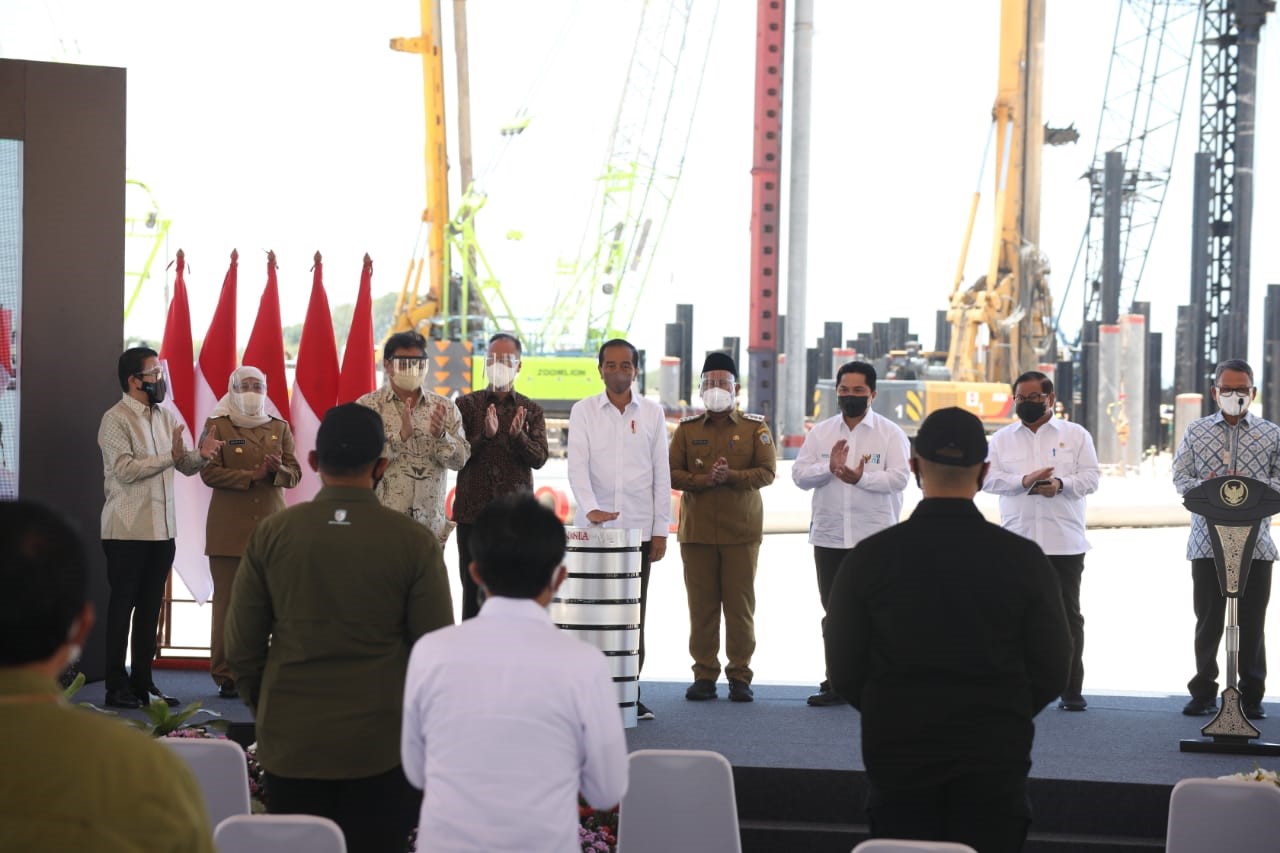 Indonesian President Joko Widodo (middle) speaks at the groundbreaking of PTFI’s smelter site in October.