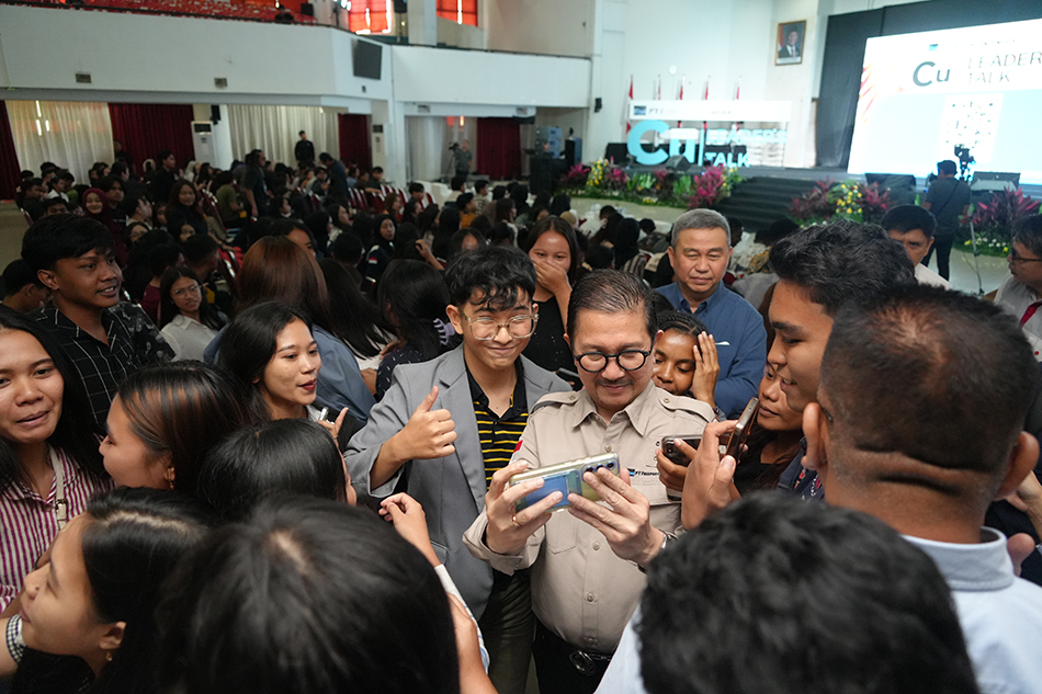 Tony Wenas visits with Universitas Sam Ratulangi students as part of the “Connecting U” campaign.