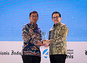 Tony Wenas (right) is presented the BIG 40 Award by Bisnis Indonesia Group Director Hery Trianto at a gala dinner in Jakarta.
