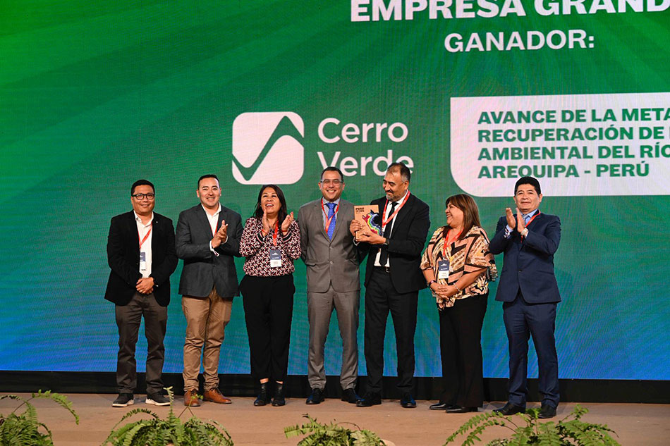 José Luis Valverde (far right) and other members of the Cerro Verde team accept the award for the site’s efforts in restoring the Chili River.