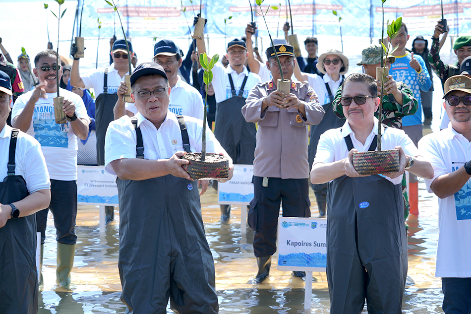 PTFI President Director Tony Wenas (right) and Minister of Environment and Head of the Environmental Management Agency Mohammad Jumhur Hidayat show the mangrove seedlings being planted
